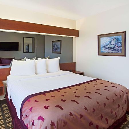Microtel Inn & Suites By Wyndham Holland Exteriér fotografie