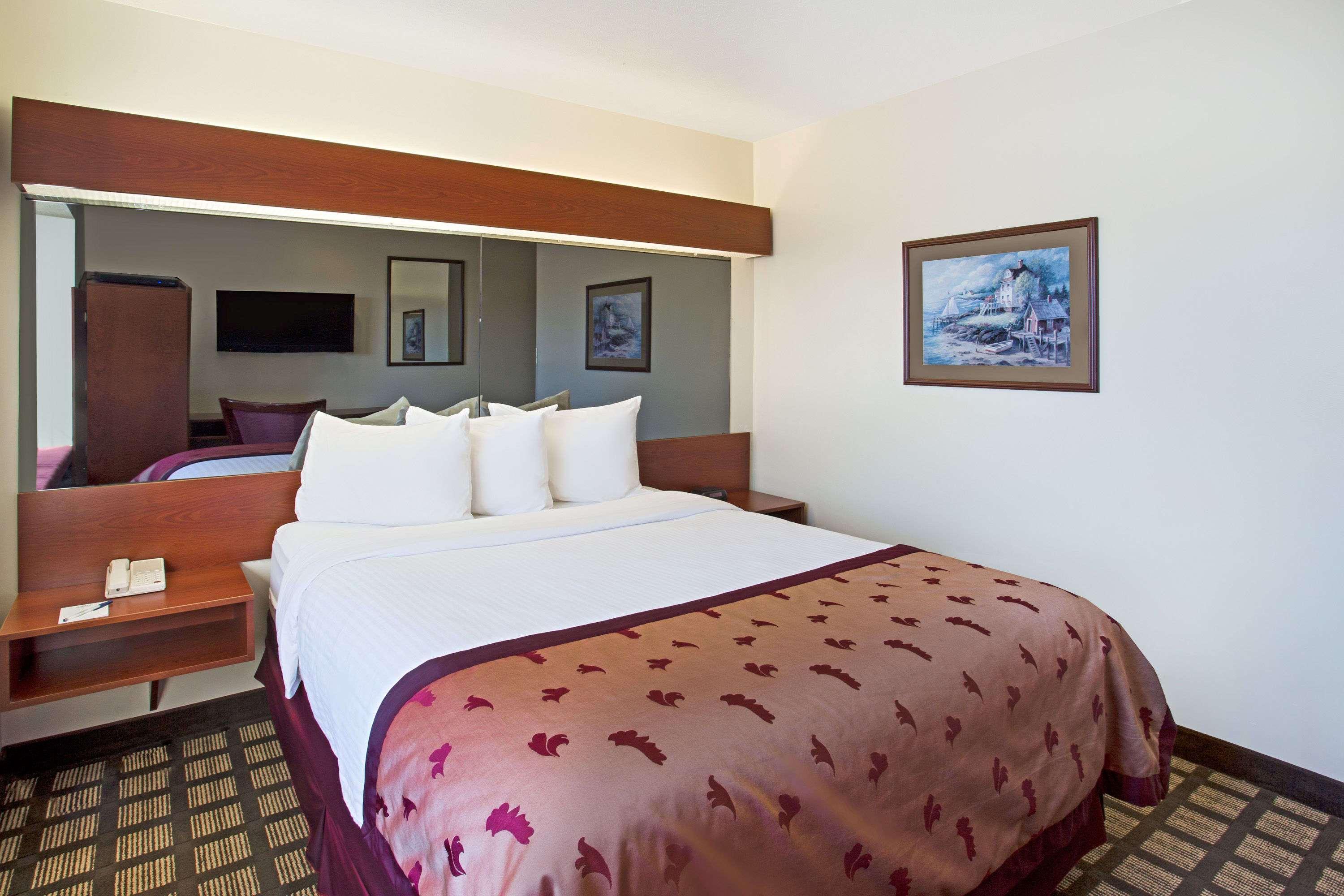 Microtel Inn & Suites By Wyndham Holland Exteriér fotografie