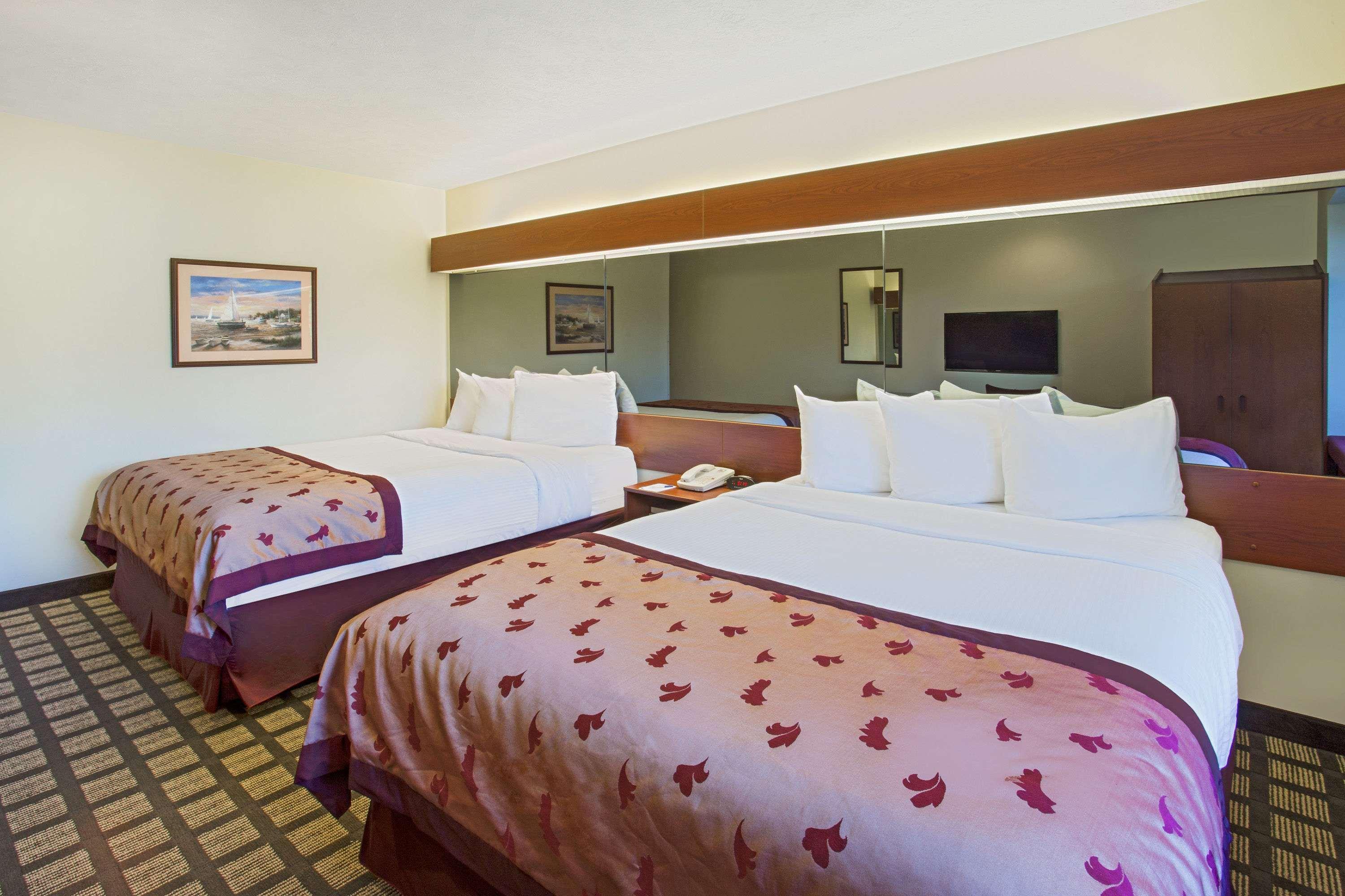 Microtel Inn & Suites By Wyndham Holland Exteriér fotografie