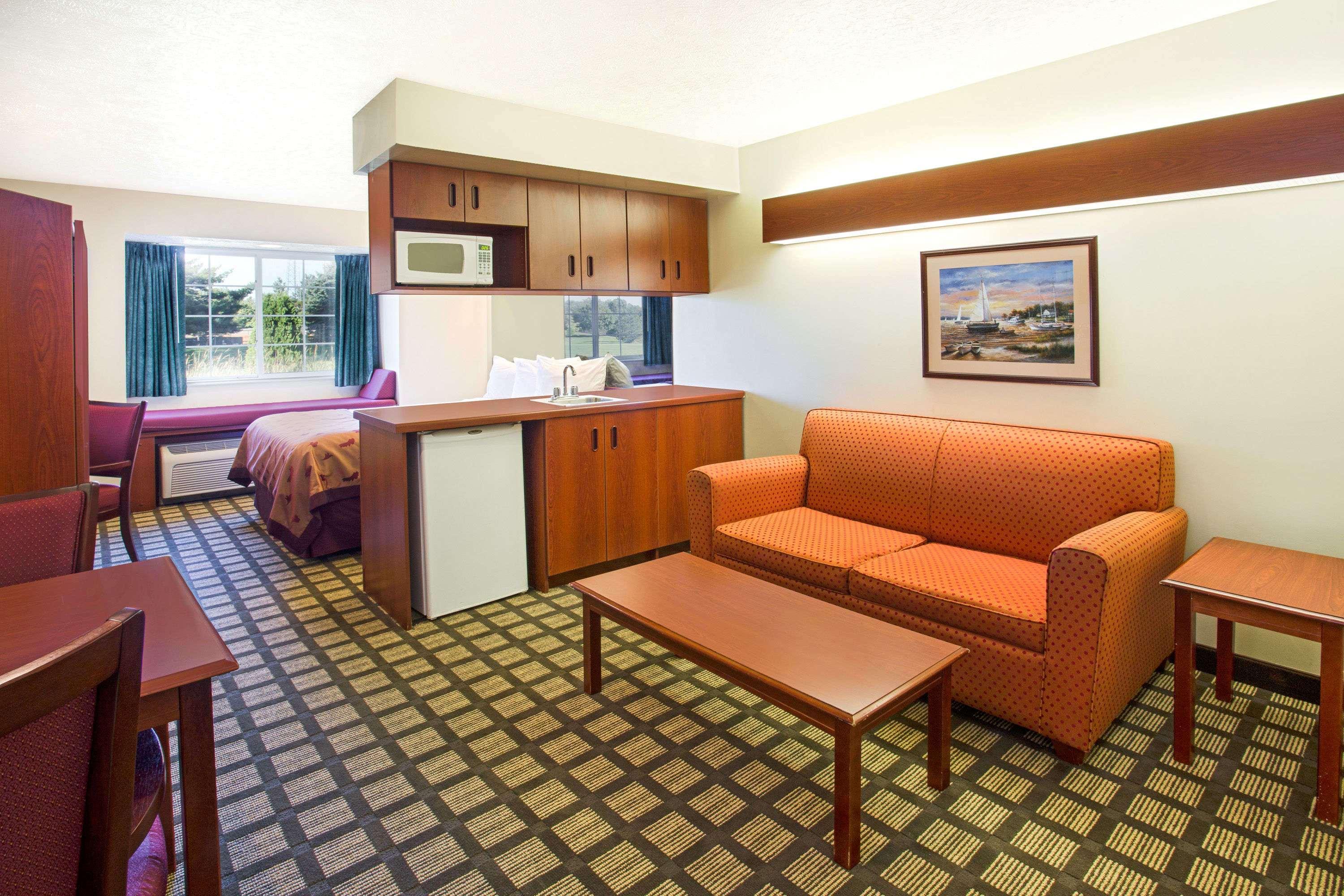 Microtel Inn & Suites By Wyndham Holland Exteriér fotografie