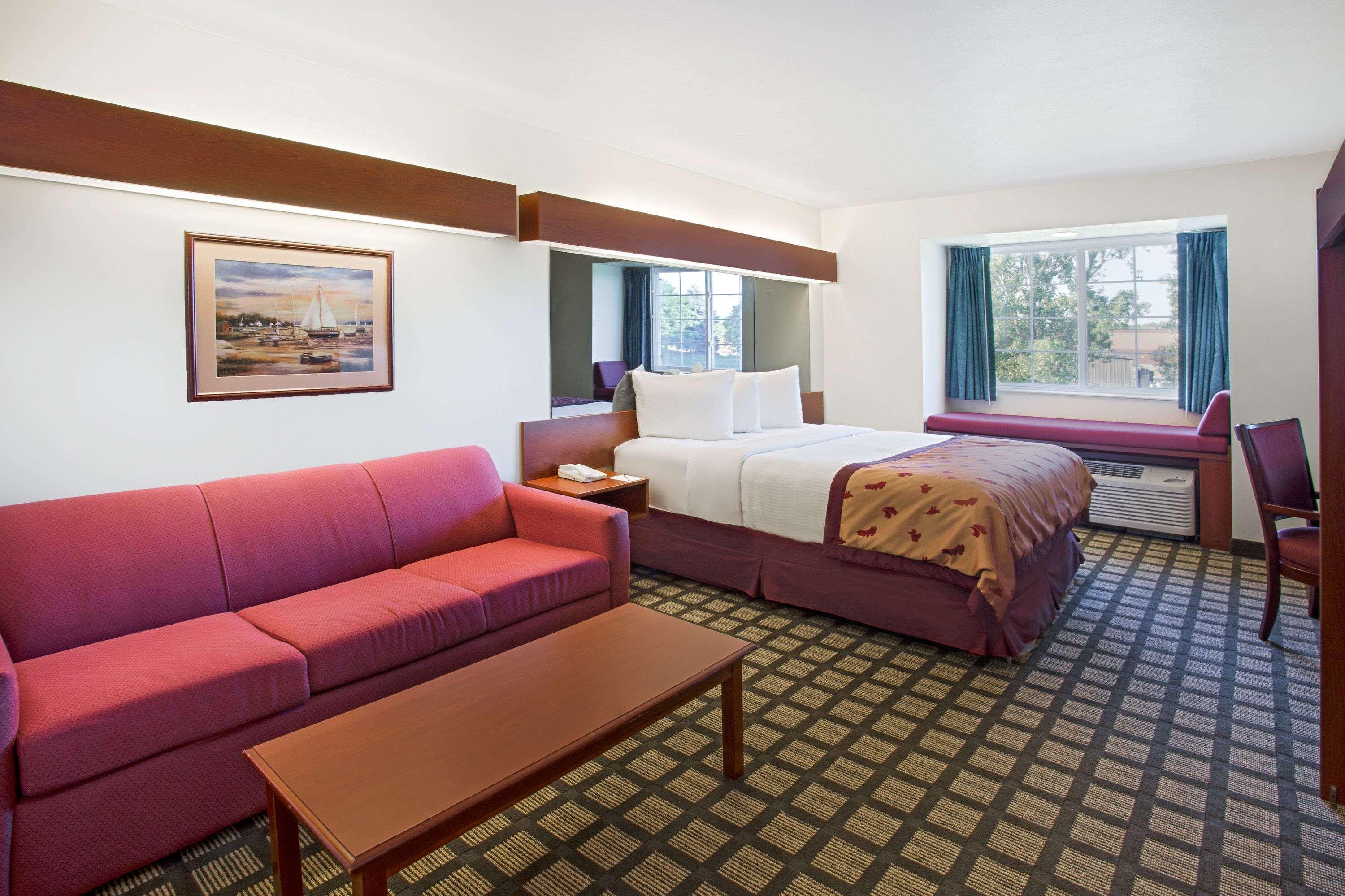 Microtel Inn & Suites By Wyndham Holland Exteriér fotografie